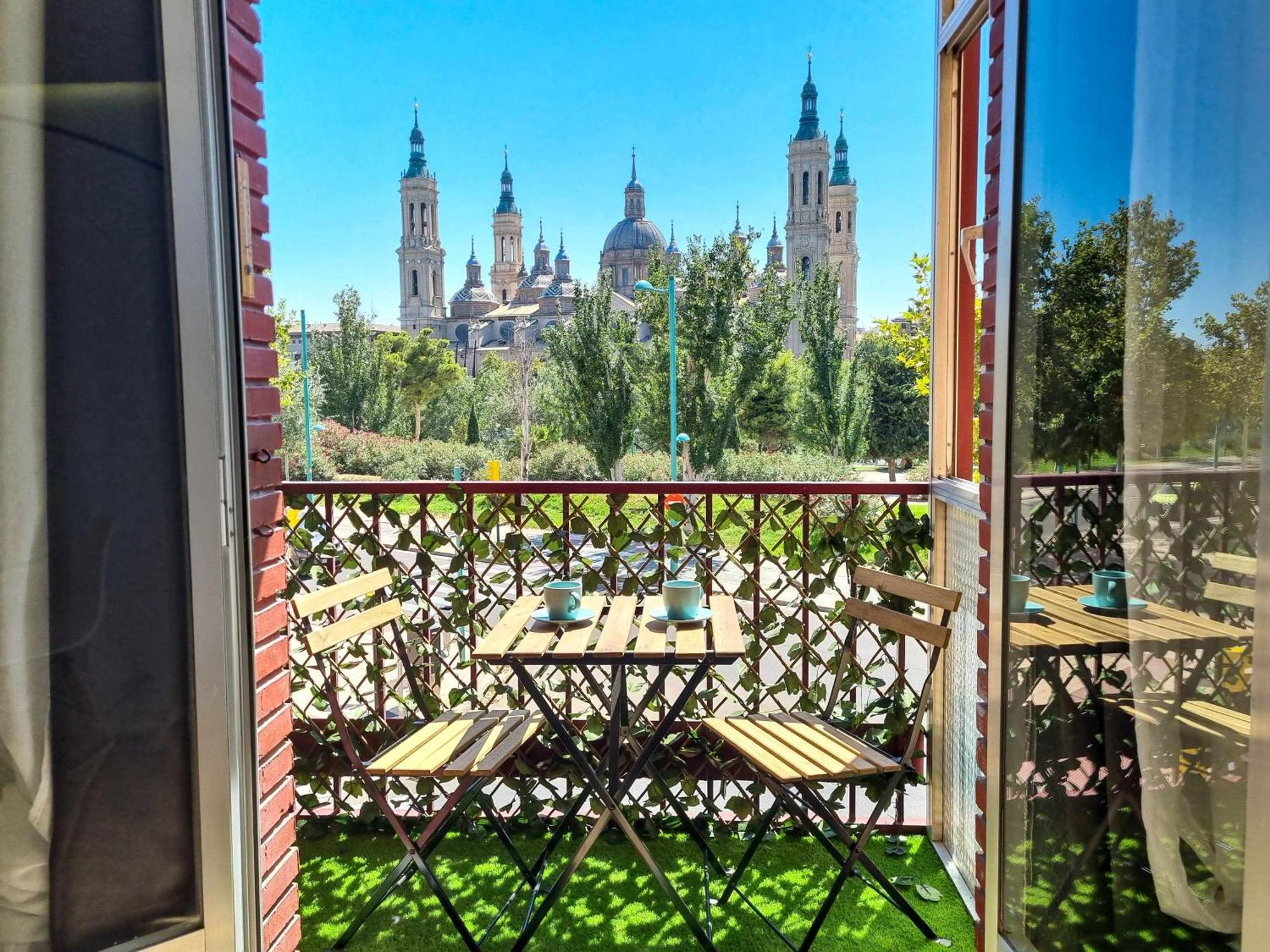 Front Views To El Pilar Comotucasa Zaragoza Exteriör bild